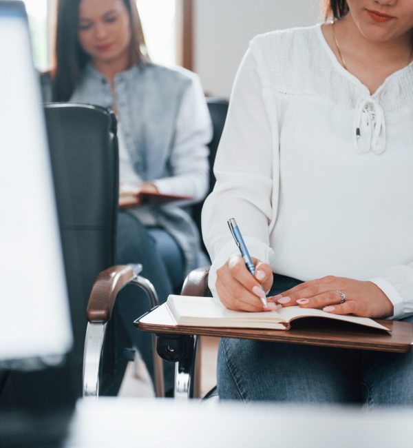 fare-alcune-note-gruppo-di-persone-alla-conferenza-di-lavoro-in-aula-moderna-durante-il-giorno_146671-16253