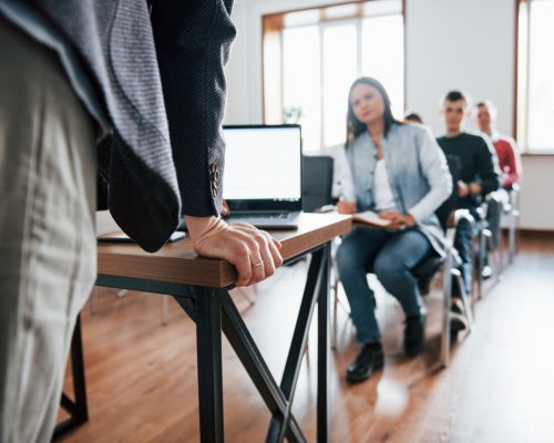la-presentazione-e-pronta-gruppo-di-persone-alla-conferenza-di-lavoro-in-aula-moderna-durante-il-giorno_146671-16284