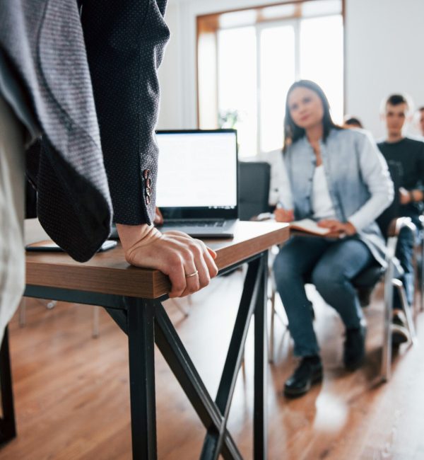 la-presentazione-e-pronta-gruppo-di-persone-alla-conferenza-di-lavoro-in-aula-moderna-durante-il-giorno_146671-16284