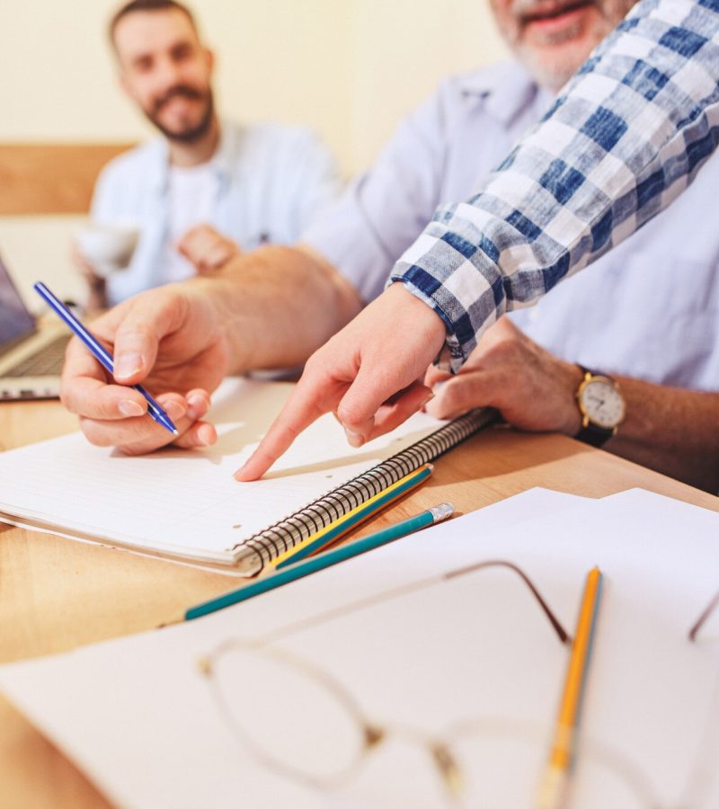 lavoro-di-squadra-foto-giovani-businessmans-che-lavorano-con-il-nuovo-progetto-in-ufficio_155003-12787