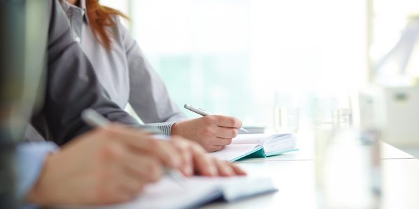 mani-close-up-di-scrittura-collaboratori_1098-2513