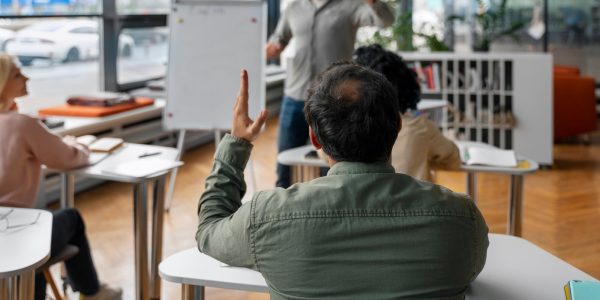 vista-posteriore-degli-adulti-che-studiano-insieme_23-2150331653